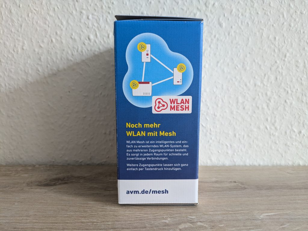 Verpackung des AVM FRITZ! 2400 WLAN-Repeaters von rechts