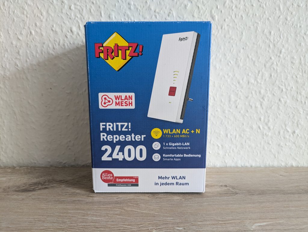 Verpackung des AVM FRITZ! 2400 WLAN-Repeaters von vorne