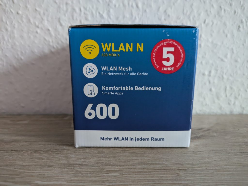 Verpackung des AVM FRITZ! 600 WLAN-Repeaters von der linken Seite