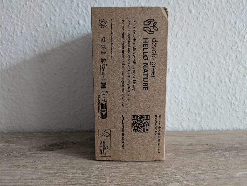 Verpackung des Devolo WiFi 6 3000 WLAN-Repeaters von links