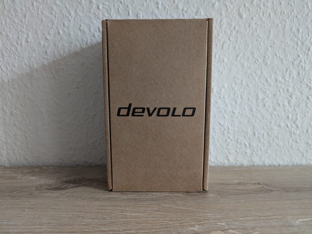 Verpackung des Devolo WiFi 6 3000 WLAN-Repeaters von vorne