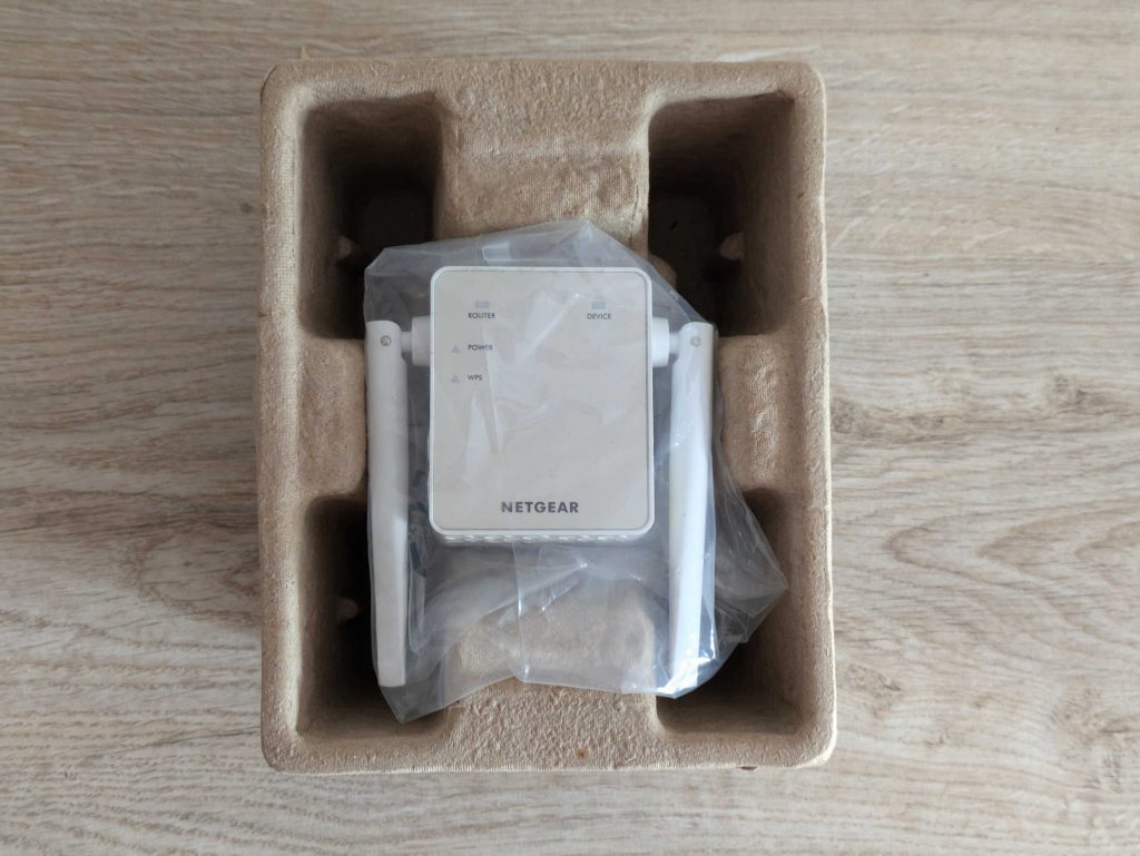 Verpackung des Netgear EX6120 WLAN-Repeaters geöffnet