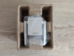 Verpackung des Netgear EX6120 WLAN-Repeaters geöffnet