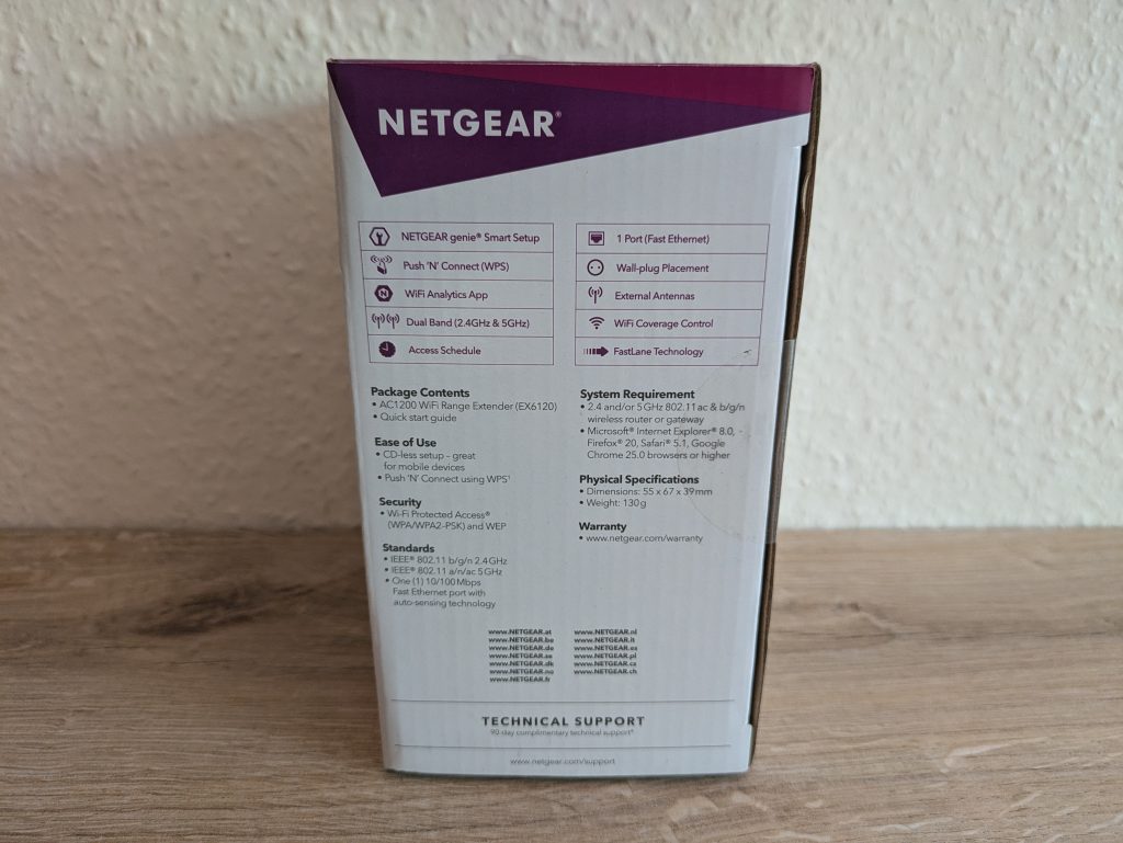 Verpackung des Netgear EX6120 WLAN-Repeaters von links