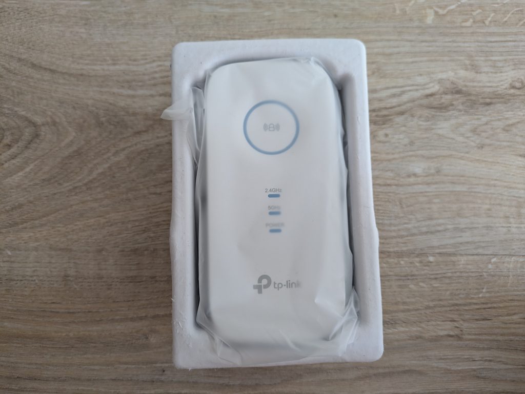 Verpackung des TP Link RE655 WLAN-Repeaters geöffnet