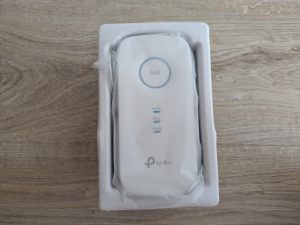 Verpackung des TP Link RE655 WLAN-Repeaters geöffnet
