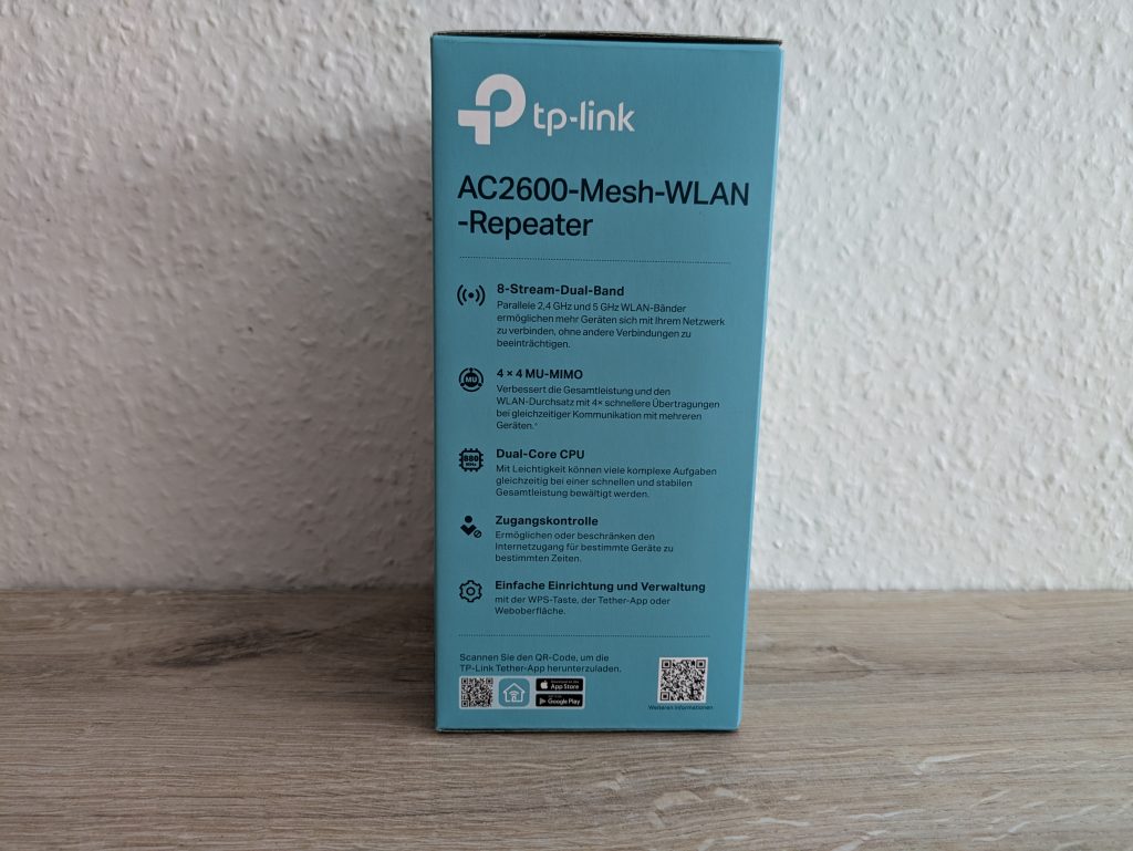 Verpackung des TP Link RE655 WLAN-Repeaters von links