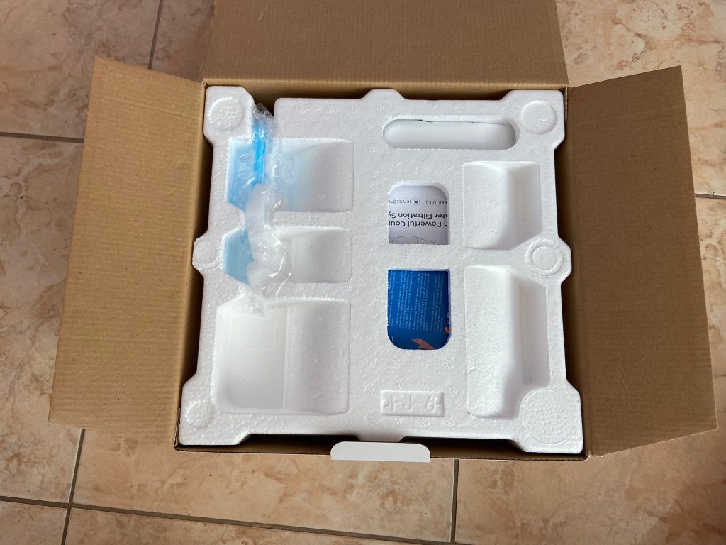 Verpackung des Waterdrop Instant Electric Wasserfilters geöffnet