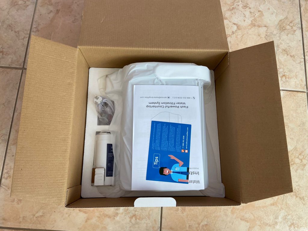 Verpackung des Waterdrop Instant Electric Wasserfilters geöffnet (2)