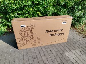 Verpackung-des-Yose-Power-B01-BLK-E-Bike-von-vorne