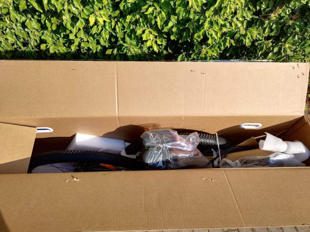 Verpackung-des-Yose-Power-B01-BLK-E-Bikes-geoeffnet