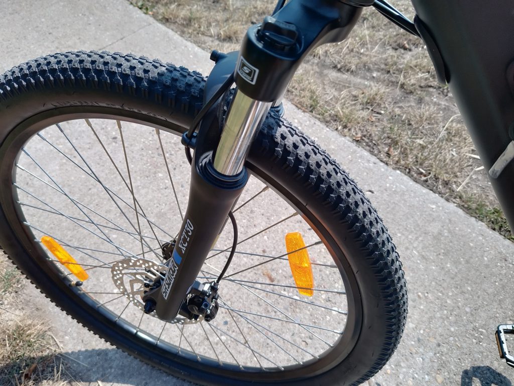Vorderer-Reifen-des-Yose-Power-B01-BLK-E-Bikes-von-oben