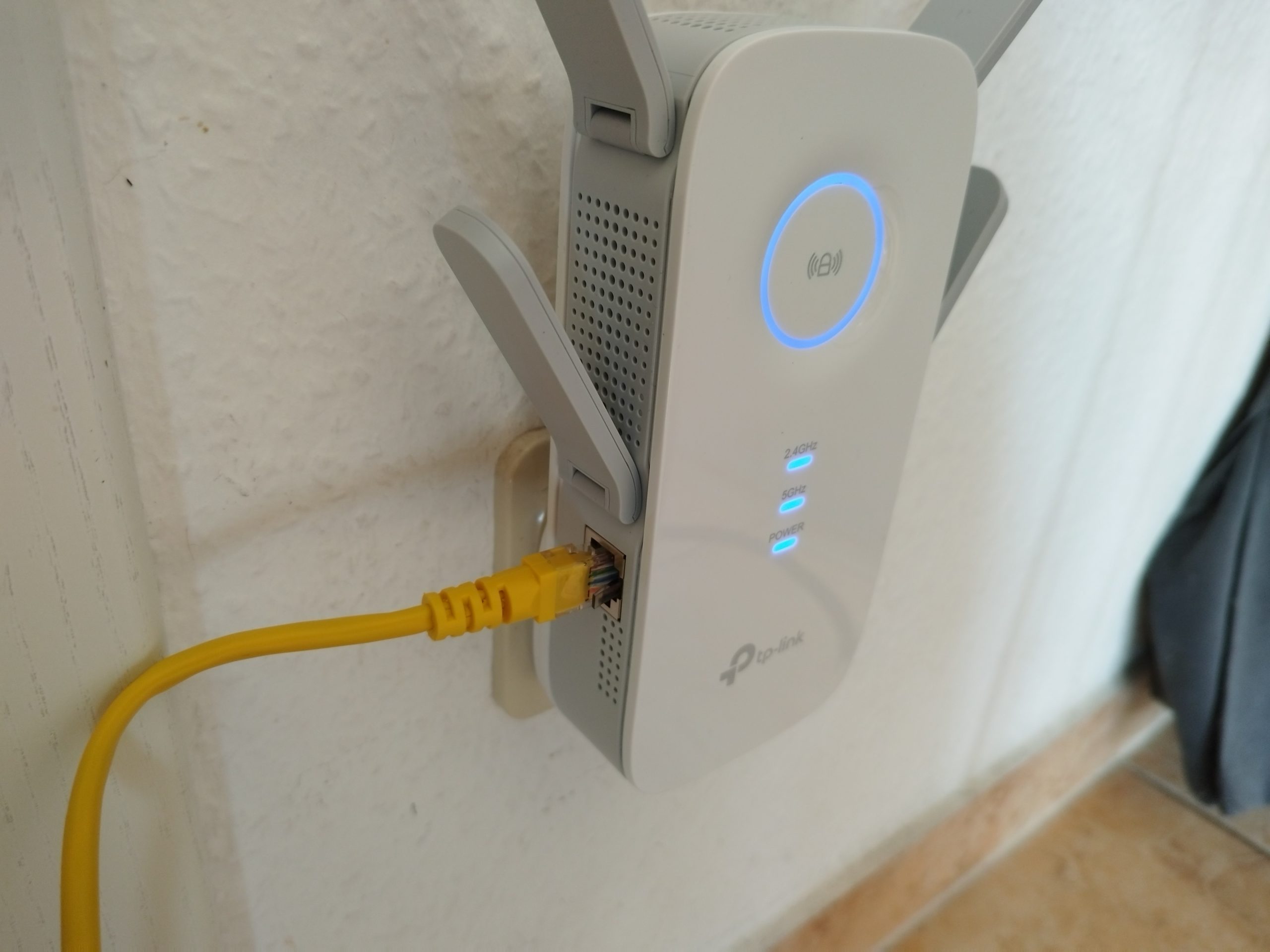 WLAN-Repeater mit verbundenem LAN-Kabel