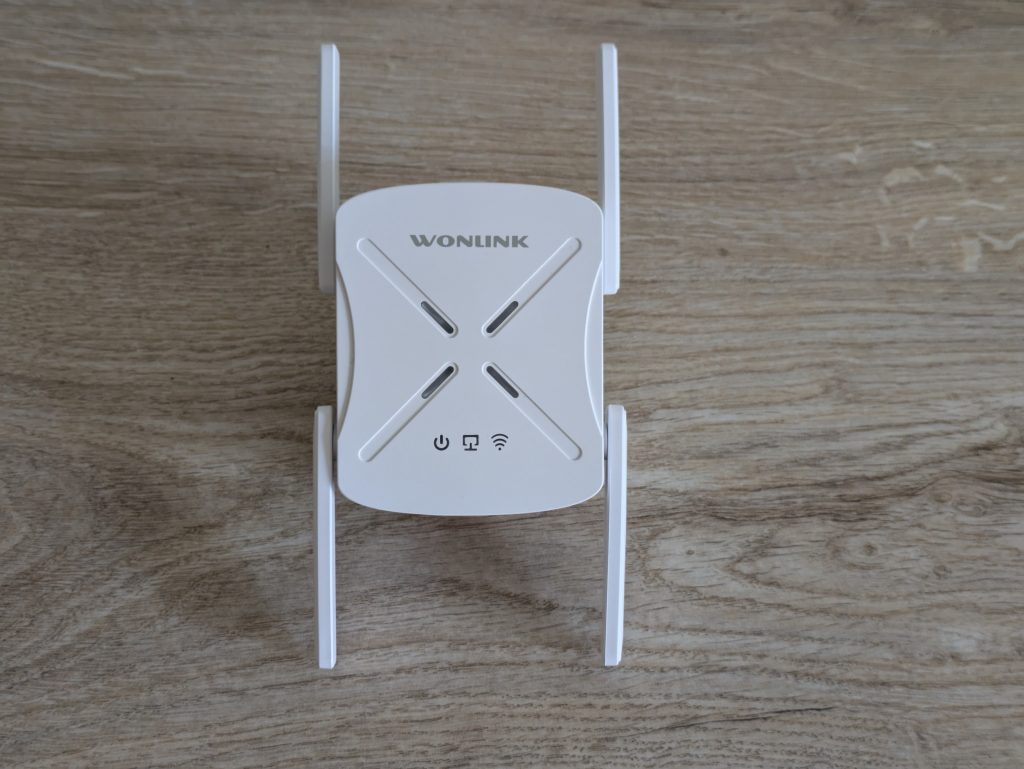 WONLINK WL-NE3602 WLAN-Repeater von vorne mit ausgeklappten Antennen