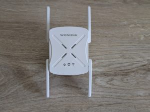 WONLINK WL-NE3602 WLAN-Repeater von vorne mit ausgeklappten Antennen