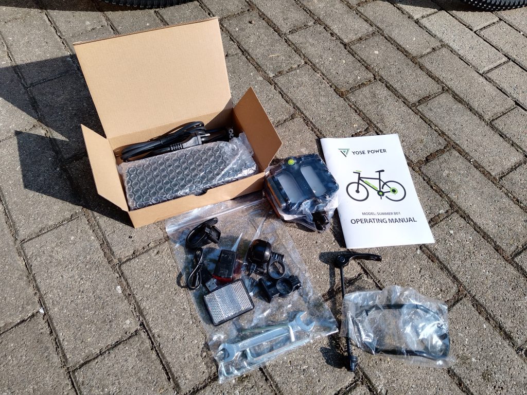 Zubehoer-des-Yose-Power-B01-BLK-E-Bikes-ausgepackt