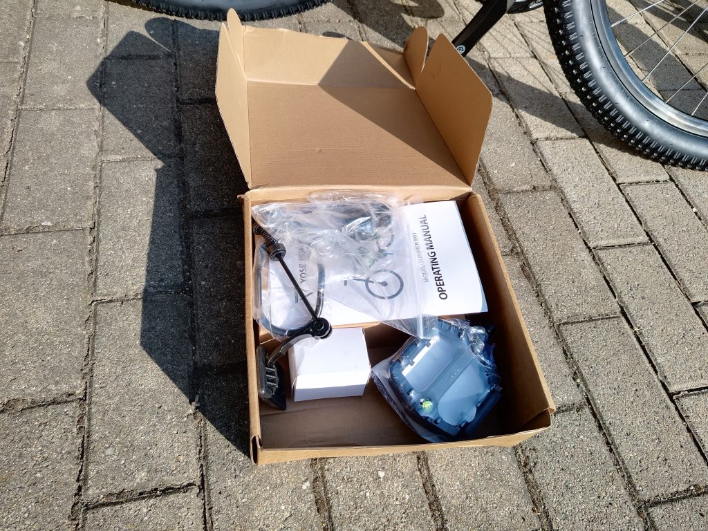 Zubehoer-des-Yose-Power-B01-BLK-E-Bikes-mit-geoeffneter-Verpackung