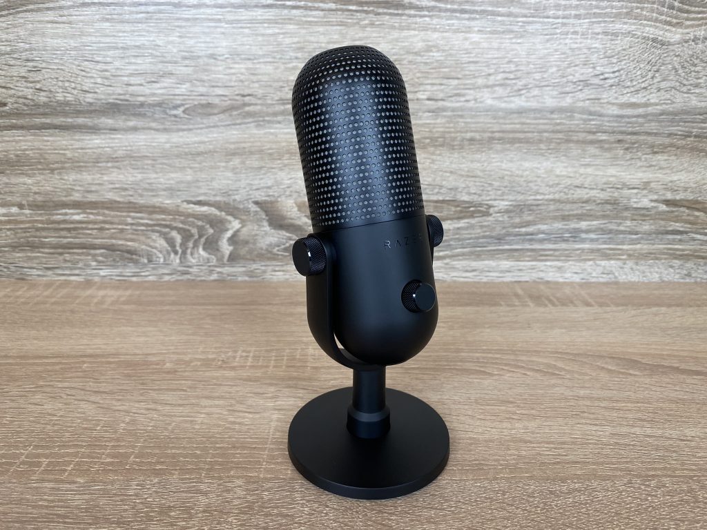 Razer Seiren V3 Chroma Mikrofon aufgebaut