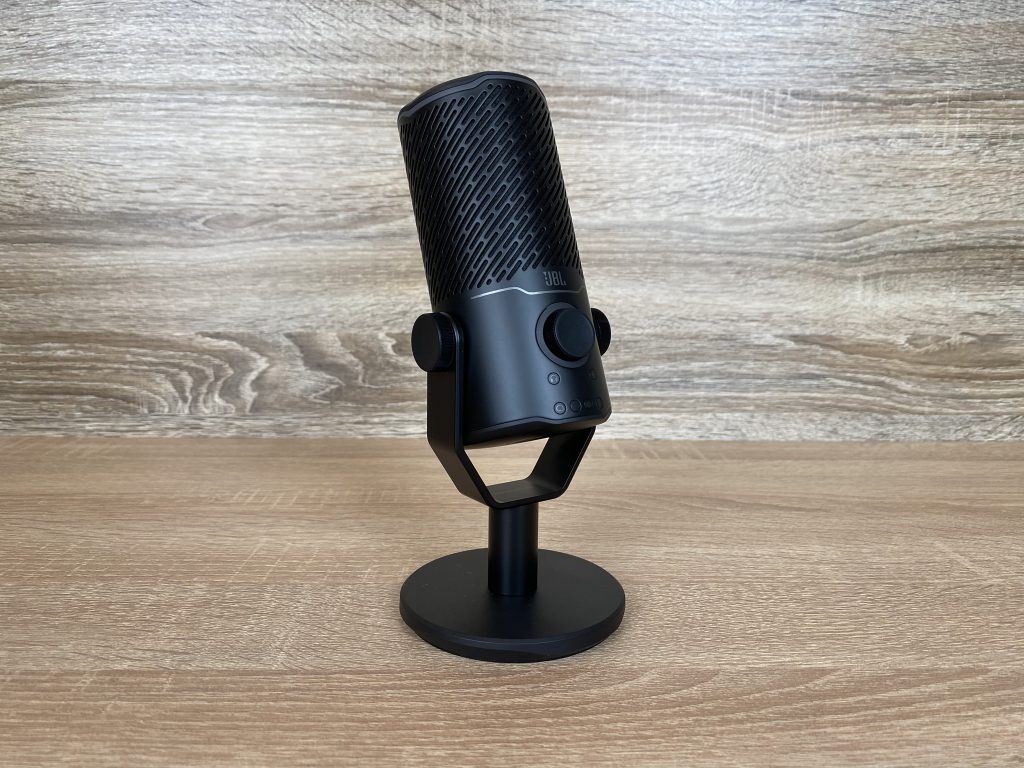 JBL Quantum Stream Studio Mikrofon aufgebaut