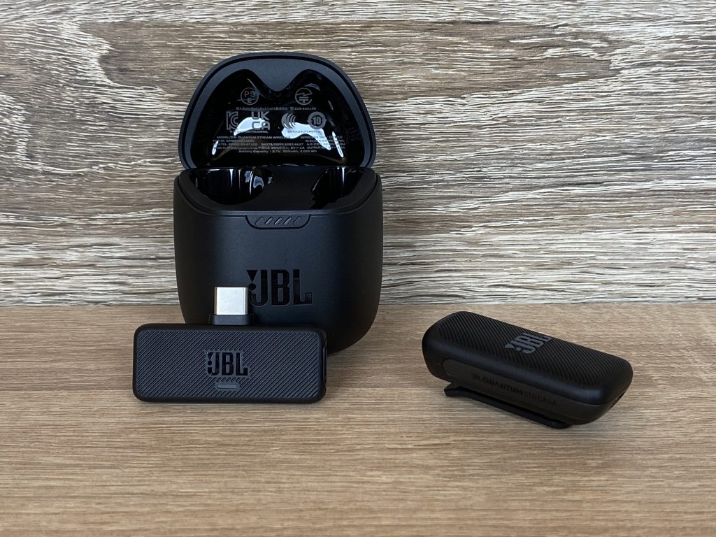 JBL Quantum Stream Wireless Mikrofon mit Ladebos und Empfänger