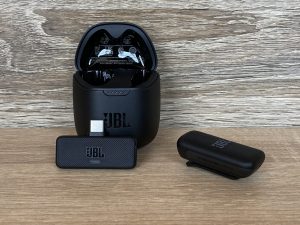 JBL Quantum Stream Wireless Mikrofon mit Ladebos und Empfänger