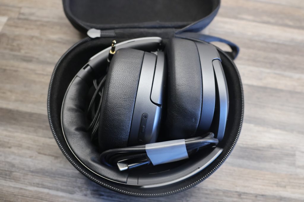 Edifier Stax Spirit S5 Bluetooth-Kopfhörer Aufbewahrung geöffnet mit Kopfhörer und Kabel