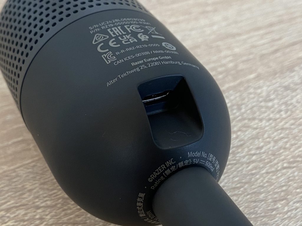 Razer Seiren V3 Mini Mikrofon Detail USB-Anschluss