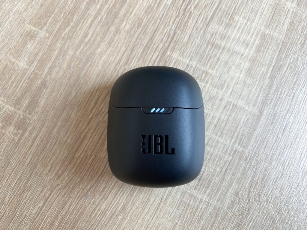 JBL Quantum Stream Wireless Mikrofon Ladebox Vorderseite