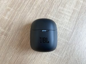 JBL Quantum Stream Wireless Mikrofon Ladebox Vorderseite