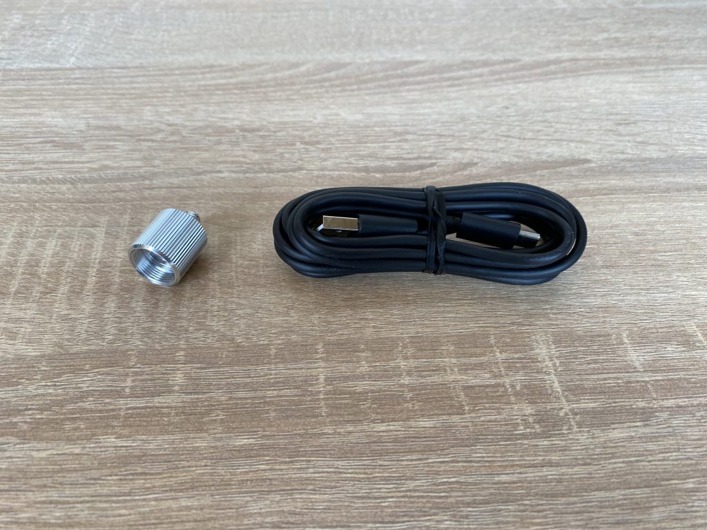 Logitech G Yeti GX Mikrofon Stativadapter und USB-Kabel