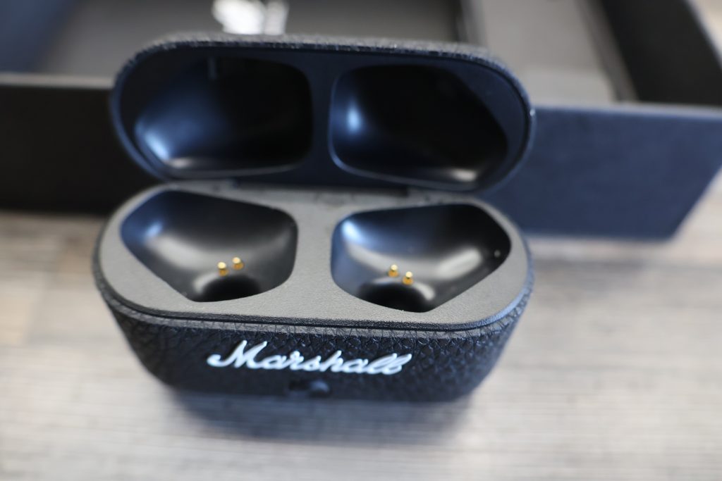 Marshall Motif II In-Ear-Kopfhörer Ladecase offen