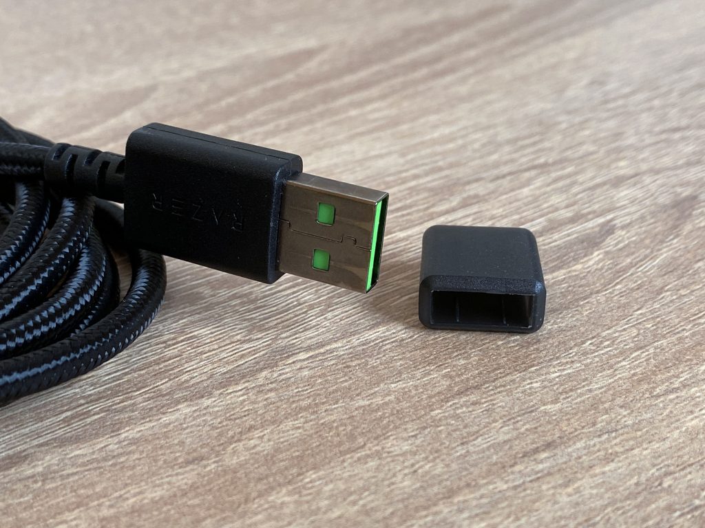 Razer Seiren V3 Chroma Mikrofon Detail USB-Kabel 1