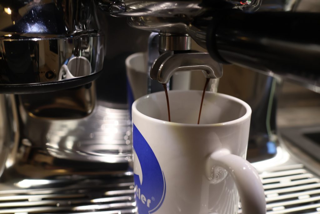 Sage Oracle Jet Siebträgermaschine Kaffee läuft