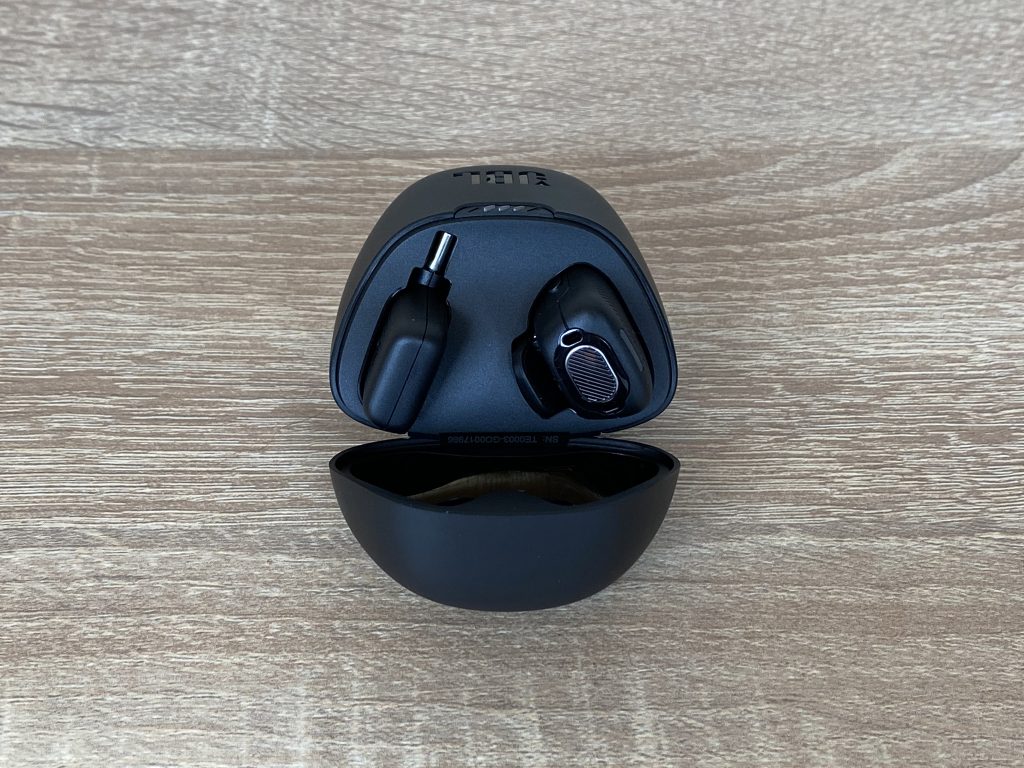 JBL Quantum Stream Wireless Mikrofon Empfänger und Sender in der Ladebox
