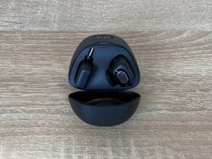 JBL Quantum Stream Wireless Mikrofon Empfänger und Sender in der Ladebox