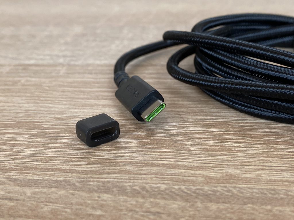 Razer Seiren V3 Chroma Mikrofon Detail USB-Kabel 2