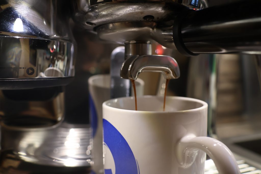 Sage Oracle Jet Siebträgermaschine Kaffee läuft