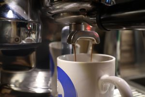 Sage Oracle Jet Siebträgermaschine Kaffee läuft
