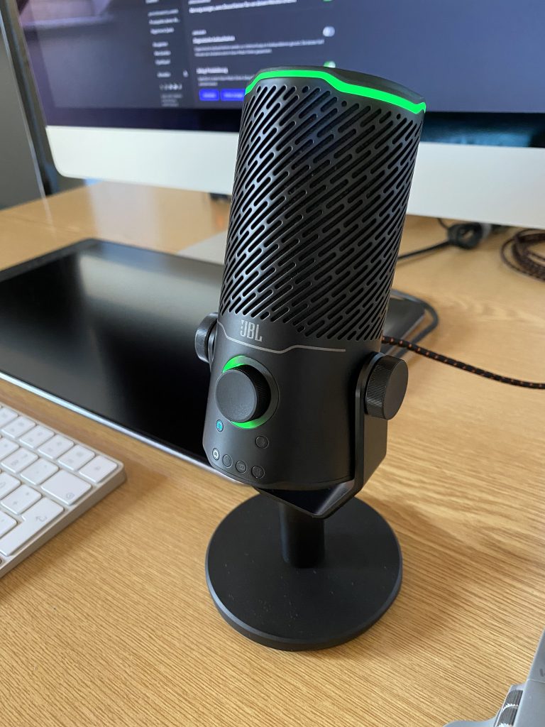 JBL Quantum Stream Studio Mikrofon im Einsatz