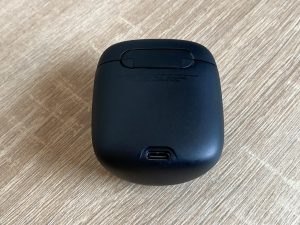 JBL Quantum Stream Wireless Mikrofon Rücksiete Ladebox