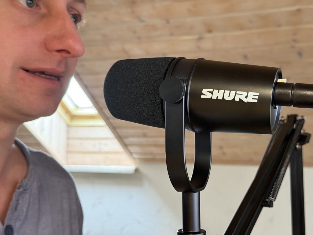 Shure MV7X Mikrofon bei einer Aufnahme