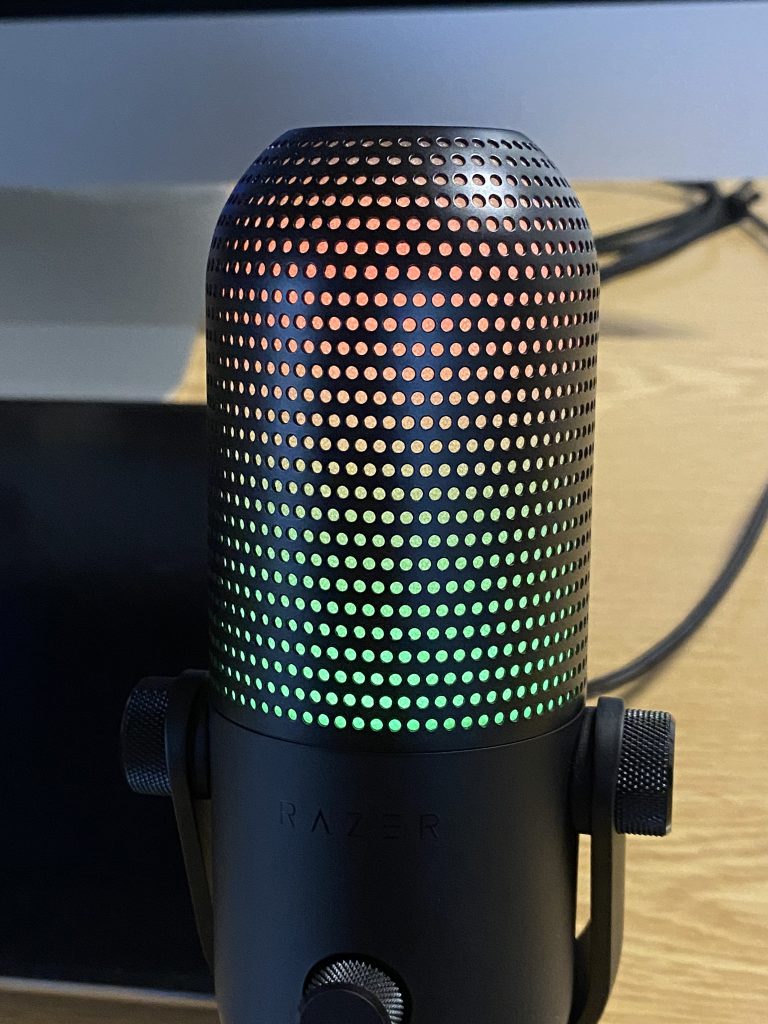 Razer Seiren V3 Chroma Mikrofon beim Farbwechsel