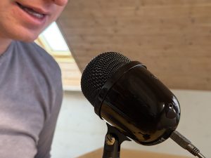 Amazon Basics LJ-DCM-001 Mikrofon bei einer Aufnahme