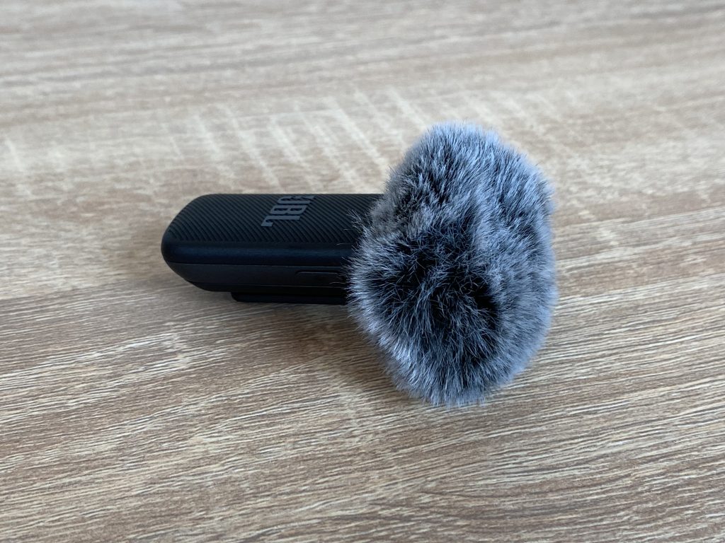 JBL Quantum Stream Wireless Mikrofon mit angebrachten Windschutz