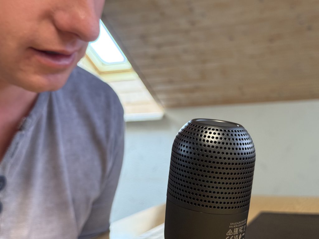 Razer Seiren V3 Mini Mikrofon bei einer Aufnahme