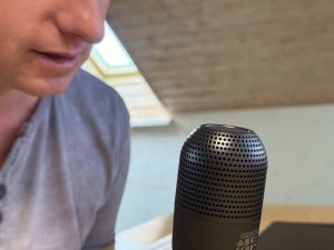 Razer Seiren V3 Mini Mikrofon bei einer Aufnahme