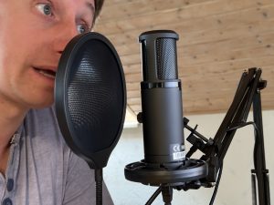 Maono AU-PM422 Mikrofon bei einer Aufnahme