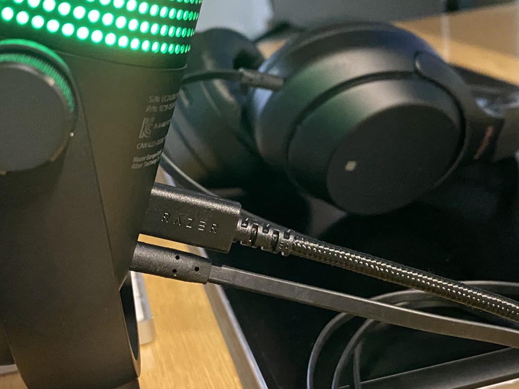 Razer Seiren V3 Chroma Mikrofon Detail angeschlossene Kopfhörer