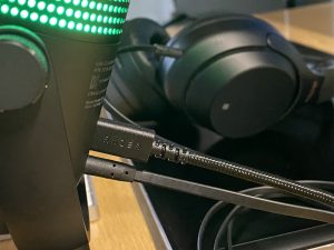 Razer Seiren V3 Chroma Mikrofon Detail angeschlossene Kopfhörer