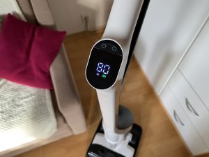 Roborock Flexi Pro Akku-Staubsauger beim Laden mit Anzeige in Prozent